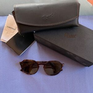 READ: Persol PO 3255S Polarized Sunglasses Unisex